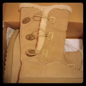 Cream Skechers boots